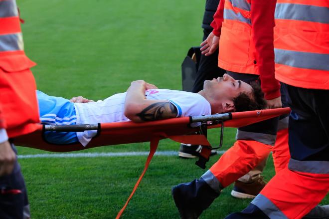 Momento en el que el centrocampista era retirado en camilla en el partido con el Deportivo (Foto: Daniel Marzo)
