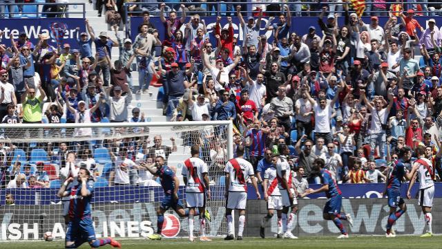 Morales celebra el gol de Vezo. (Foto: LaLiga)