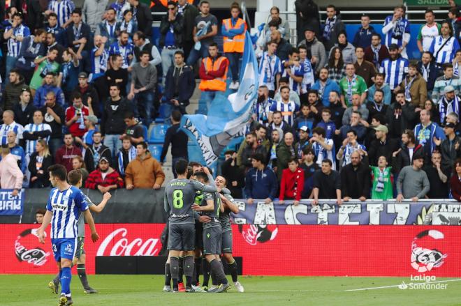Los jugadores de la Real celebran el gol de Willian José en Mendizorroza (Foto: LaLiga).