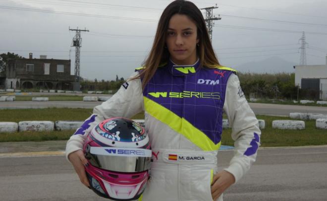 Marta García posa en el Karting de Oliva, donde se formó como piloto (Foto: Adnán Leal).