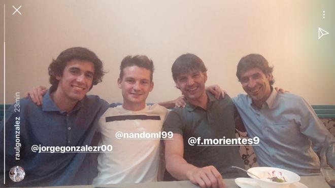 Raúl y Morientes se van de cena con sus hijos Jorge y Nando (Foto: @raulgonzalez).