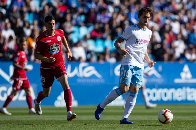 Íñigo Eguaras, durante una jugada del Real Zaragoza-Deportivo en La Romareda (Foto: Daniel Marzo).
