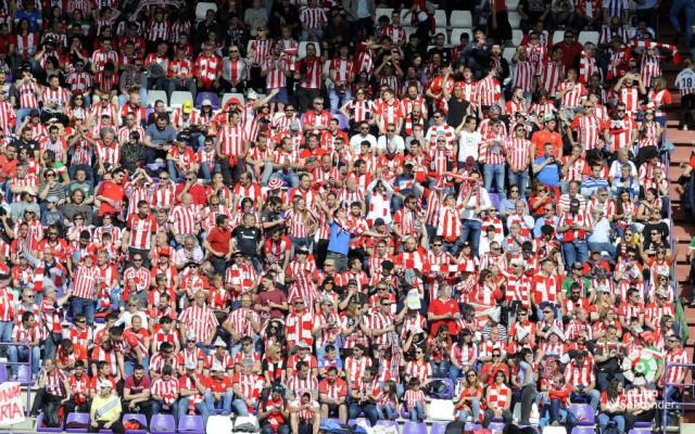 La numerosa afición del Athletic sufrió al sol en el José Zorrilla (Foto: LaLiga).