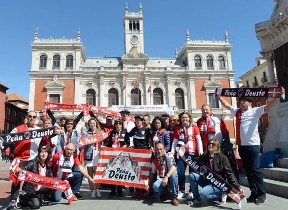 Desde primera hora de la mañana, los seguidores del Athletic se han dejado sentir por el corazón de la capital pucelana (Foto: Athletic Club).