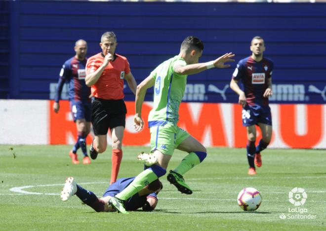 Bartra en una acción del partido ante el Éibar.