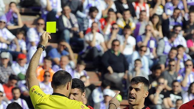Mateu Lahoz muestra la tarjeta amarilla a Dani García en Pucela (Foto: LaLiga).