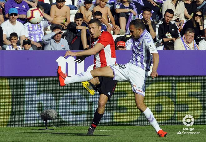 De Marcos centra un balón en el choque ante el Valladolid (Foto: LaLiga)