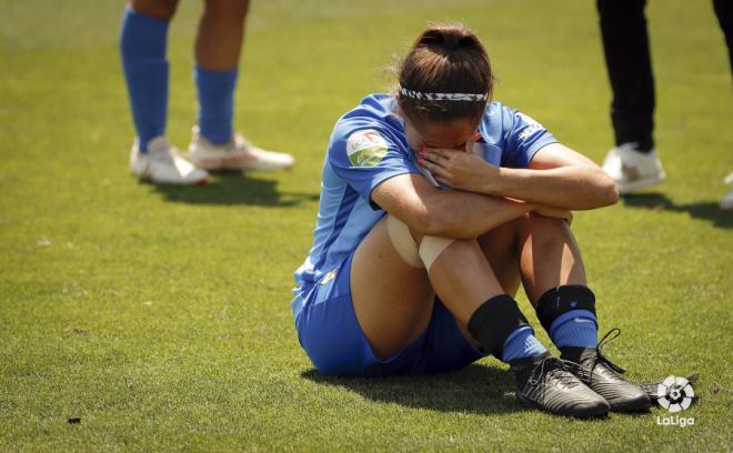 Una jugadora del Málaga Femenino llora en el césped (Foto: LaLiga).