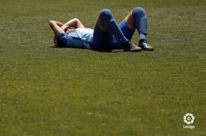 Una jugadora del Málaga Femenino, abatida.