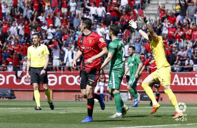 Mariño protesta el gol en fuera de juego de Budimir que subió al marcador (Foto: LaLiga).