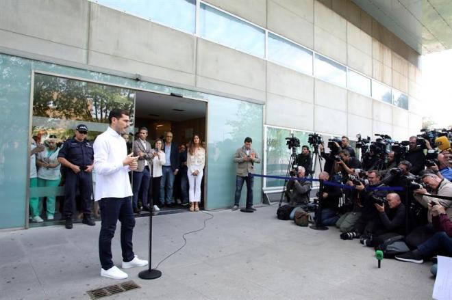 Casillas, a su salida del hospital.