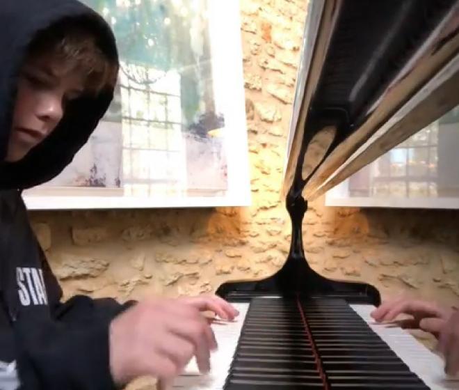 Cruz Beckham, en su interpretación al piano para Instagram.