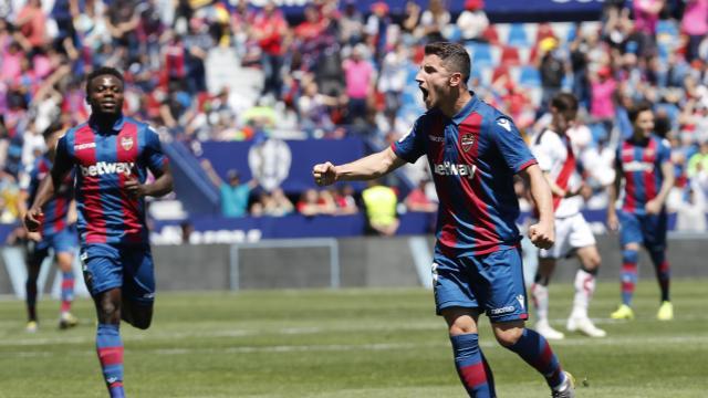 Enis Bardhi celebra su gol frente al Rayo Vallecano. (Foto: LaLiga)