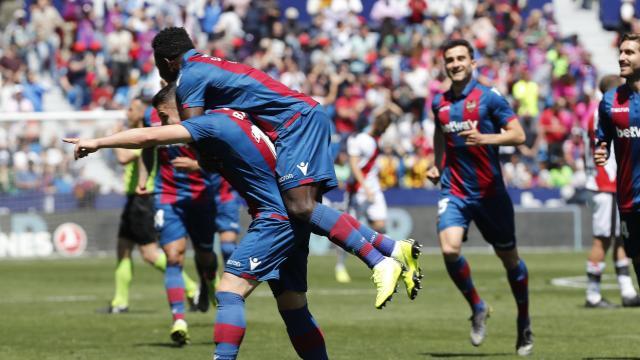 Enis Bardhi celebra su gol frente al Rayo Vallecano junto a Moses Simon. (Foto: LaLiga)