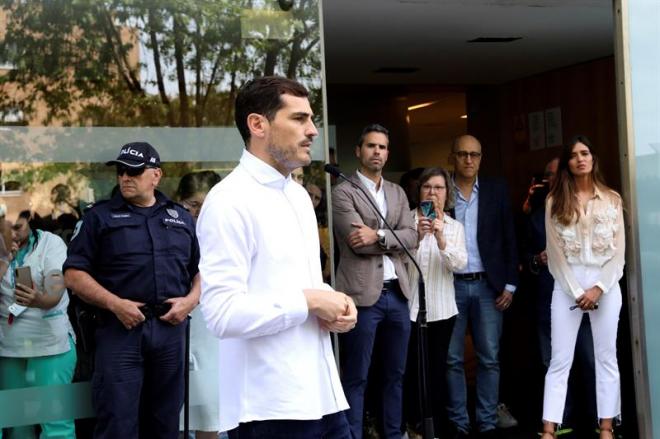 Iker Casillas a su salida del hospital de Oporto.