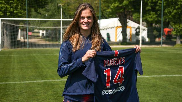 La exrojiblanca Irene Paredes posa sonriente con la camiseta del PSG (Foto: Paris Saint Germain).