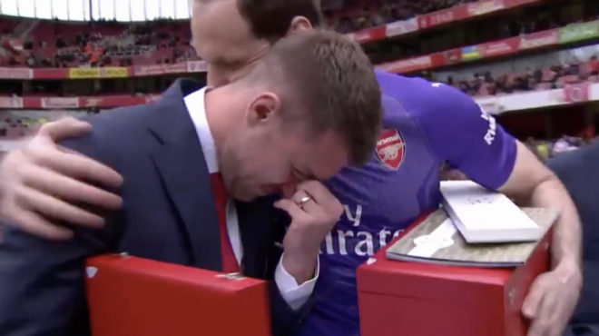 Aaron Ramsey llora junto a Peter Cech en su despedida del Arsenal y el Emirates.