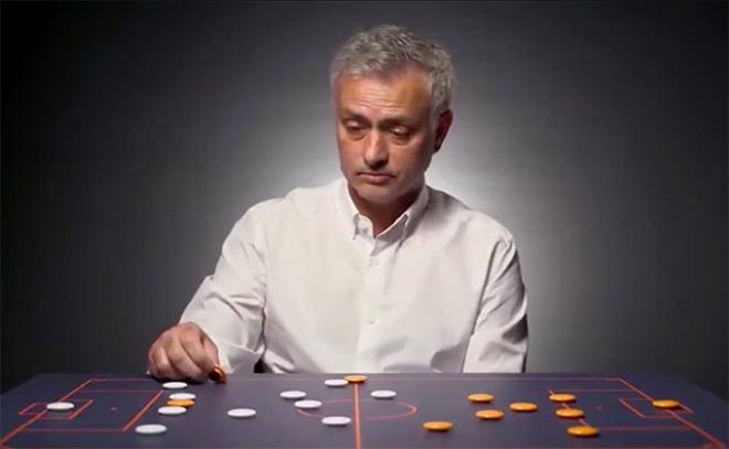 Mourinho moviendo las piezas en una pizarra.