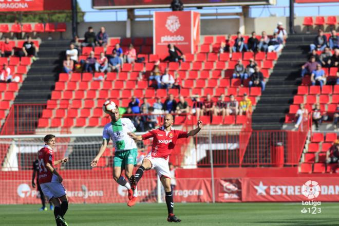 Alfredo Ortuño pelea un balón con un defensa del Nástic de Tarragona. (Foto: Laliga).