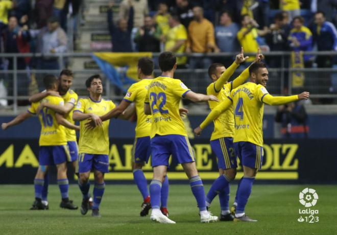 Los jugadores del Cádiz celebran un gol ante el Málaga (Foto: LaLiga).