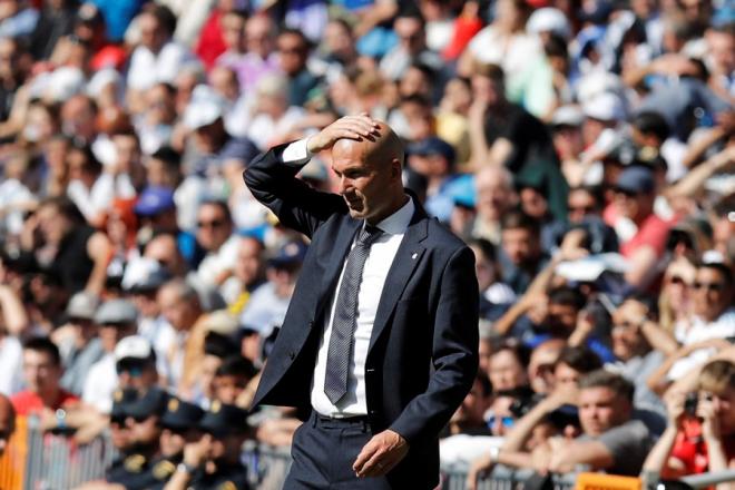 Zidane se lleva la mano a la cabeza durante el Real Madrid-Villarreal.