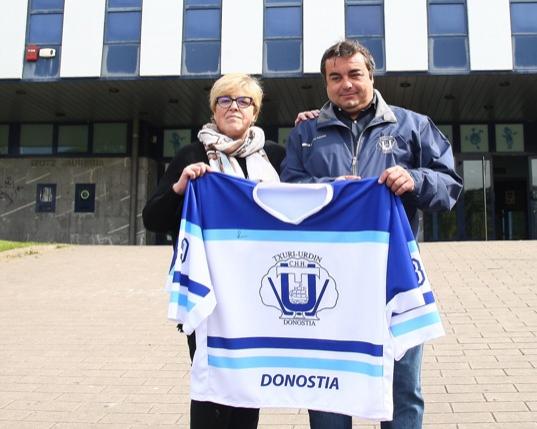 El nuevo técnico del Txuri Urdin, Iñigo Domec, junto a la presidenta Rosa Zubeldia (Foto: Txuri Urdin).