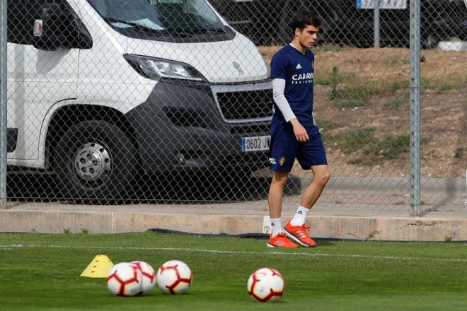 Alberto Soro se ejercita al margen en el entrenamiento del Real Zaragoza (Foto: Daniel Marzo).