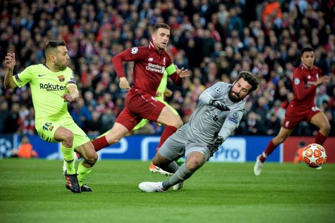 Alisson, ante el Barça (Foto: EFE).