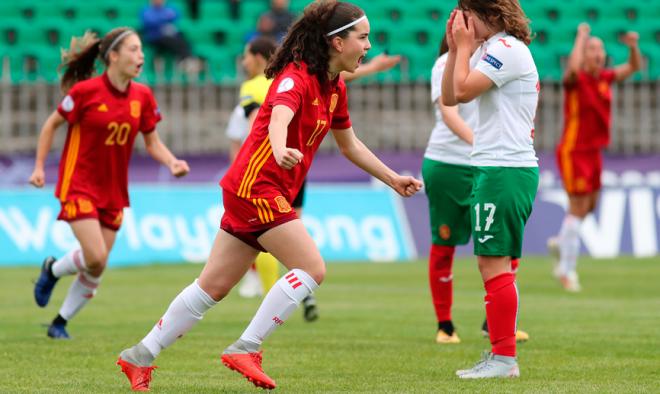 Carlota Sánchez celebra su gol ante Bulgaria con España sub 17 (Foto: SEFutbol).