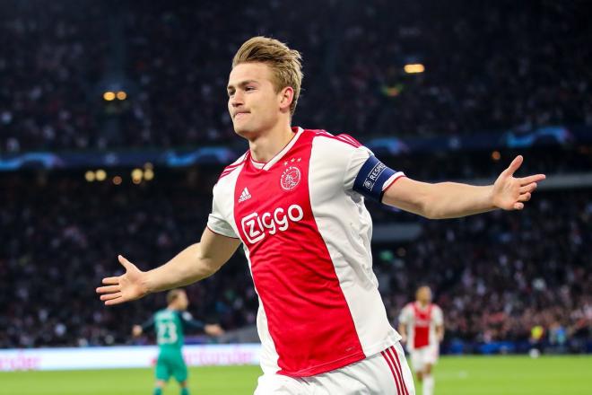 De Ligt festeja un gol con el Ajax.