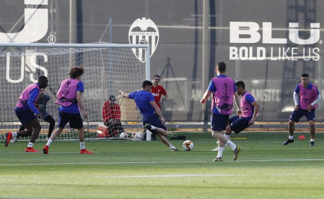 Último entrenamiento del Valencia antes de la vuelta contra el Arsenal (Foto: David González).