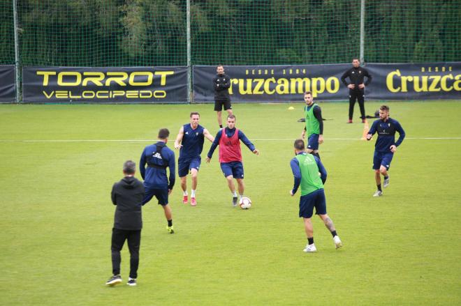 Aketxe controla el esférico en un entrenamiento (Foto: Cristo García).