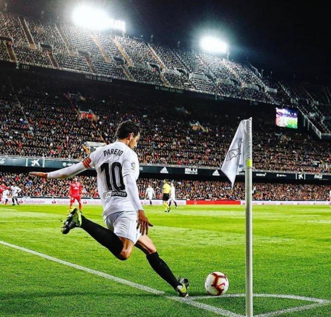 Dani Parejo saca un córner en Mestalla (Foto: Valencia CF)