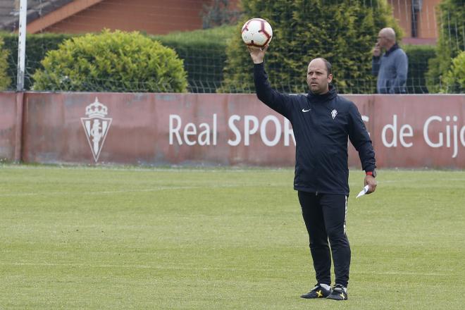 José Alberto López en un entrenamiento del Sporting en Mareo (Foto: Luis Manso).