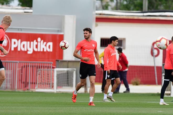 Sergi Gómez, entrenando con el Sevilla (Foto: Kiko Hurtado).