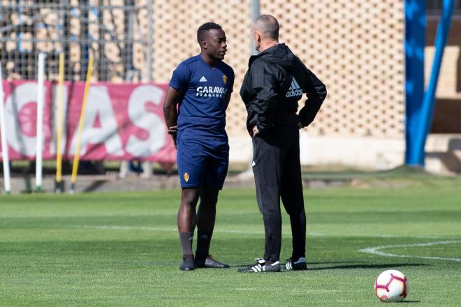 Jannick y Víctor Fernández charlan durante el entrenamiento (Foto: Daniel Marzo).