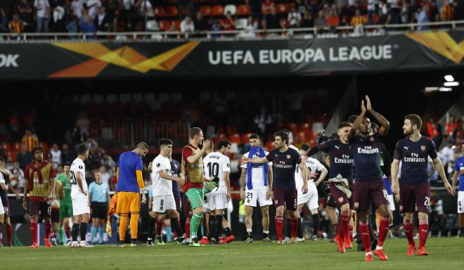 Decepción final tras el Valencia-Arsenal. (Foto: David González)