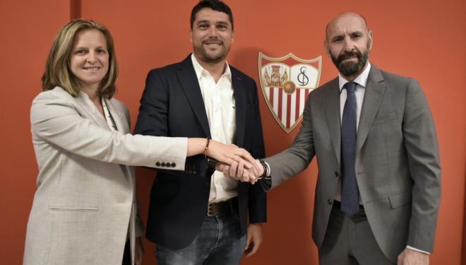 Amparo, Cristian Toro y Monchi, tras la renovación del entrenador (Foto: Sevilla FC).