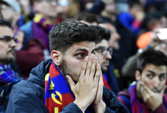 Un aficionado del Barça se lamenta durante el encuentro (Foto: EFE).