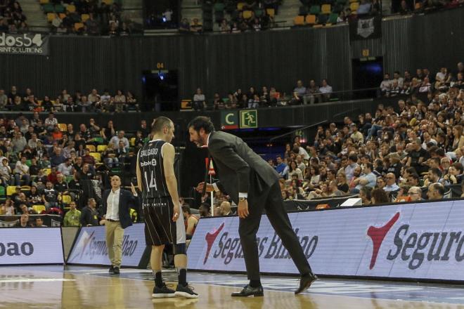 Mumbrú charla con Salgado en el primer Bilbao Basket-Chocolates Trapa Palencia del playoff (Fotos: EDU DF/Blackswan).