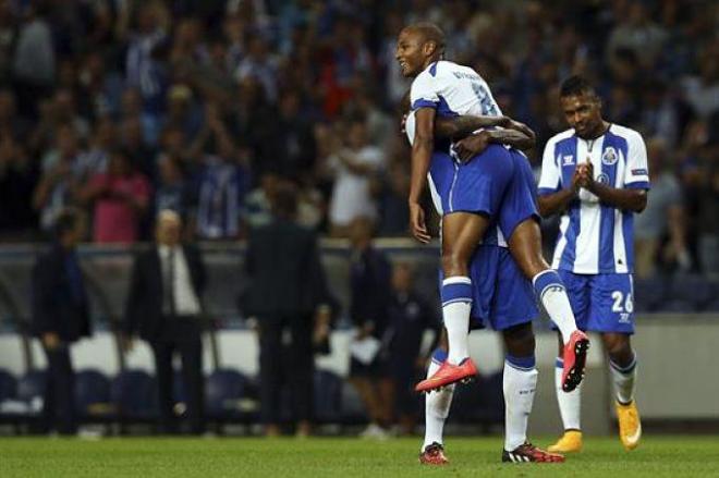 Yacine Brahimi celebra un gol con el Oporto.