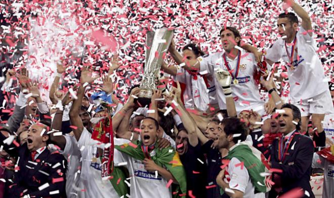 Imagen del Sevilla celebrando el título logrado en Eindhoven.