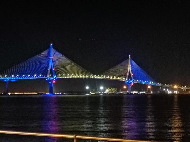 El Puente de la Constitución, iluminado con los colores del Cádiz (Foto: BGT).