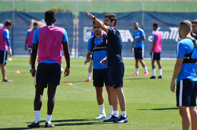 Víctor, técnico del Málaga, da instrucciones durante un entrenamiento.