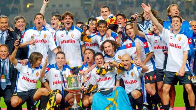 Los jugadores del Real Zaragoza celebran la conquista de la Copa del Rey ante el Real Madrid en 2004.
