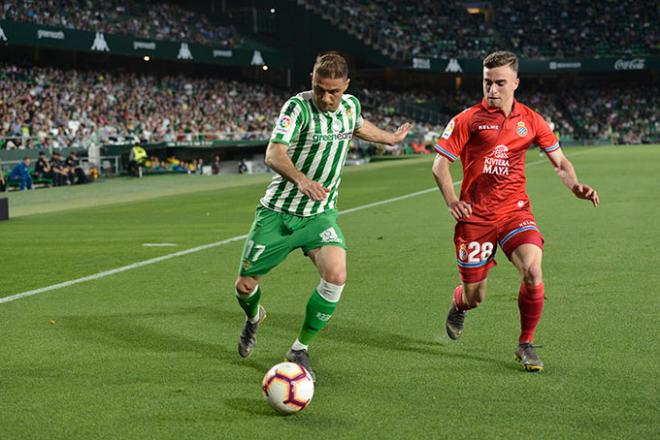 Joaquín ante Pedrosa en el Betis-Espanyol.