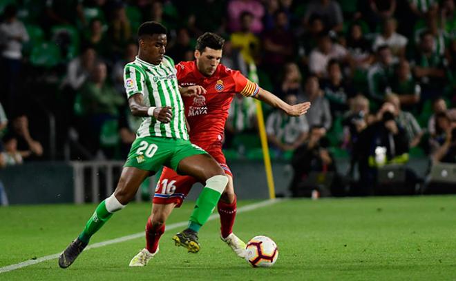 Junior Firpo protege la pelota ante Javi López.