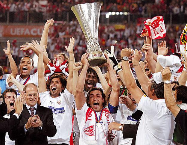 El Sevilla eleva el trofeo como campeón de la Europa League en 2006.