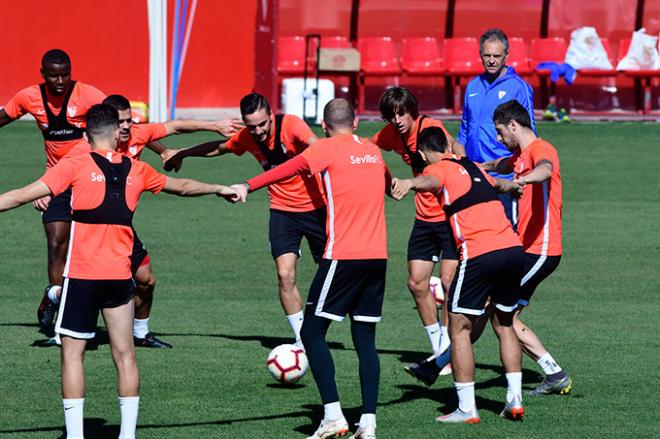 Caparrós sigue el entrenamiento de sus jugadores (Foto: Kiko Hurtado).
