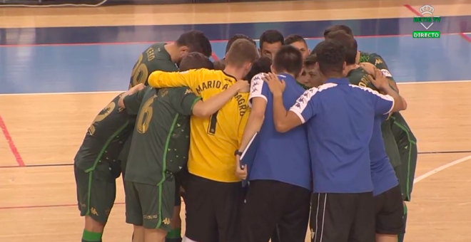 Los jugadores del Betis Futsal celebran el triunfo en Córdoba.